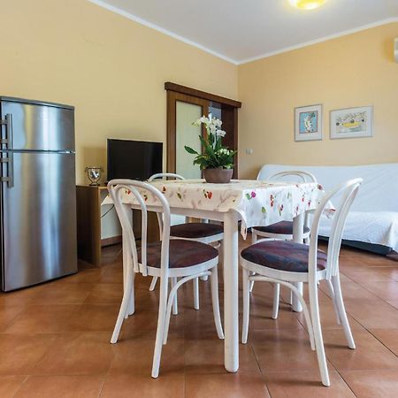 Gorgeous Apartment In Porec With Kitchen Exteriör bild