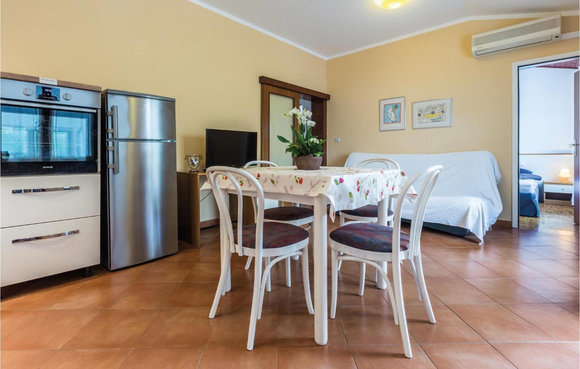Gorgeous Apartment In Porec With Kitchen Exteriör bild