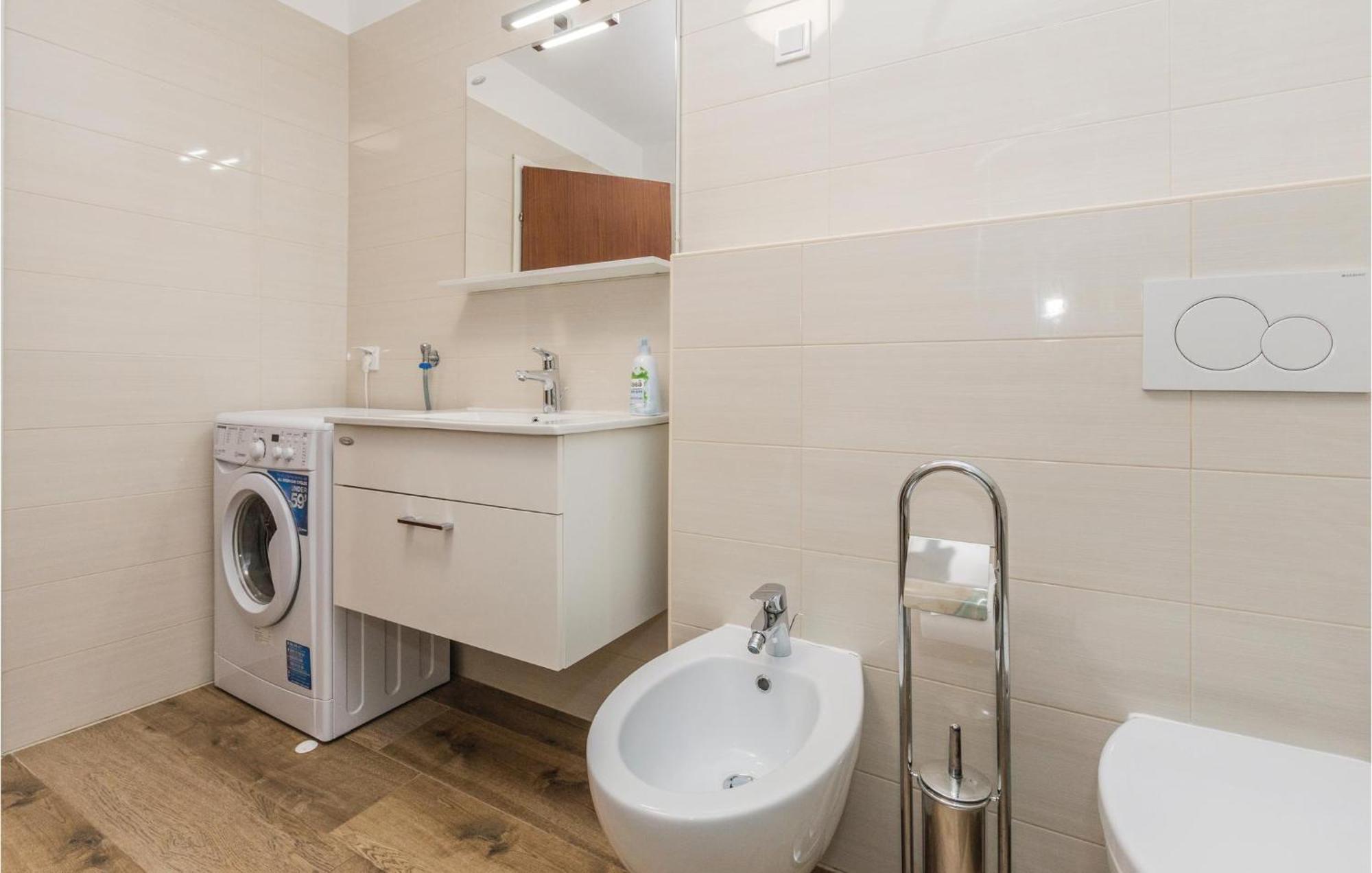 Gorgeous Apartment In Porec With Kitchen Exteriör bild