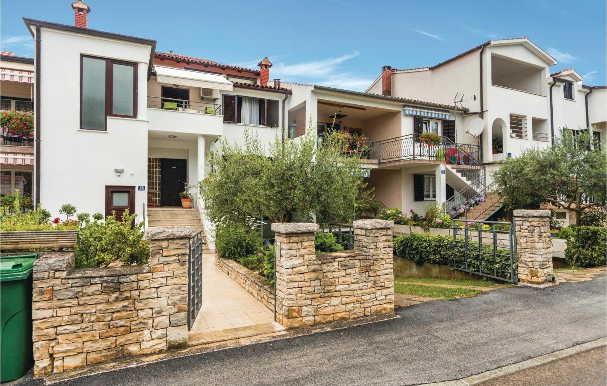 Gorgeous Apartment In Porec With Kitchen Exteriör bild