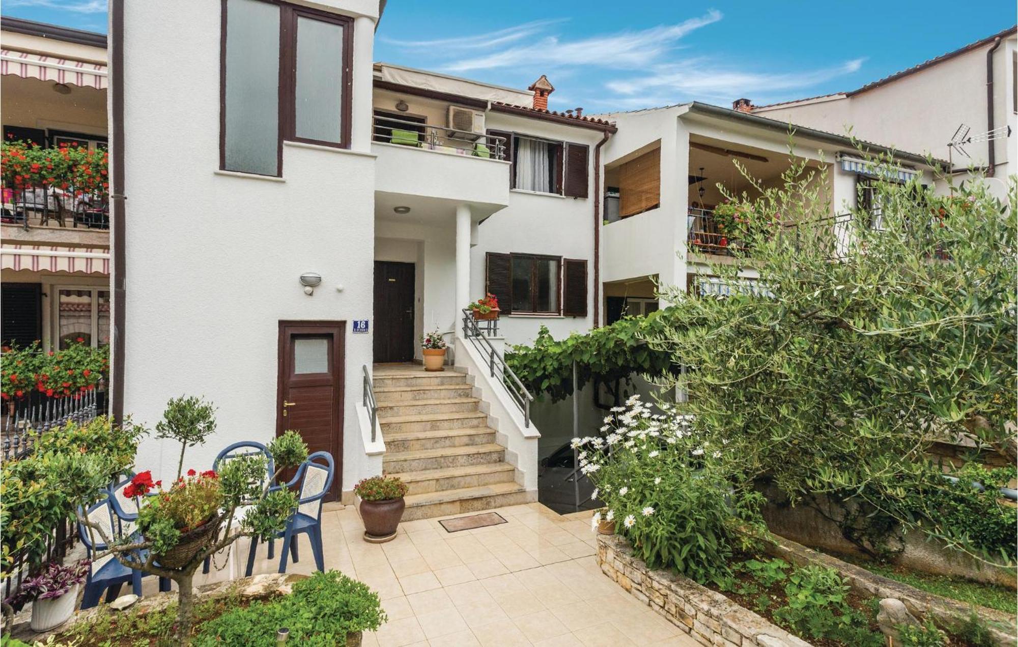 Gorgeous Apartment In Porec With Kitchen Exteriör bild